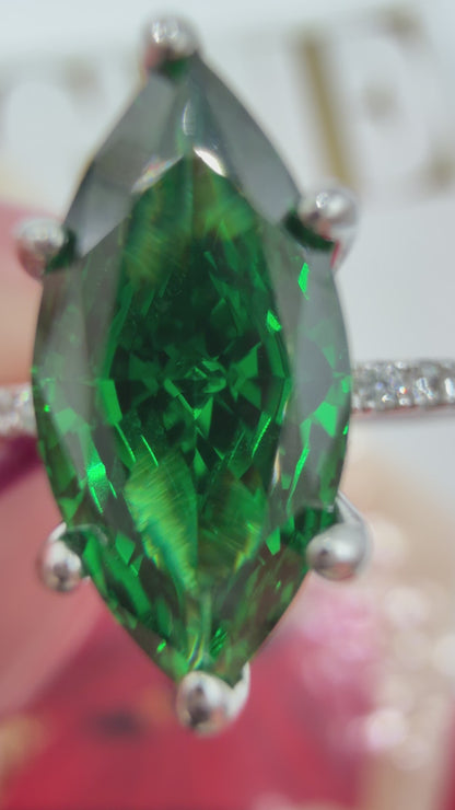 Ice Cut Yeşil  Yanları Taşlı Markiz Yüzük