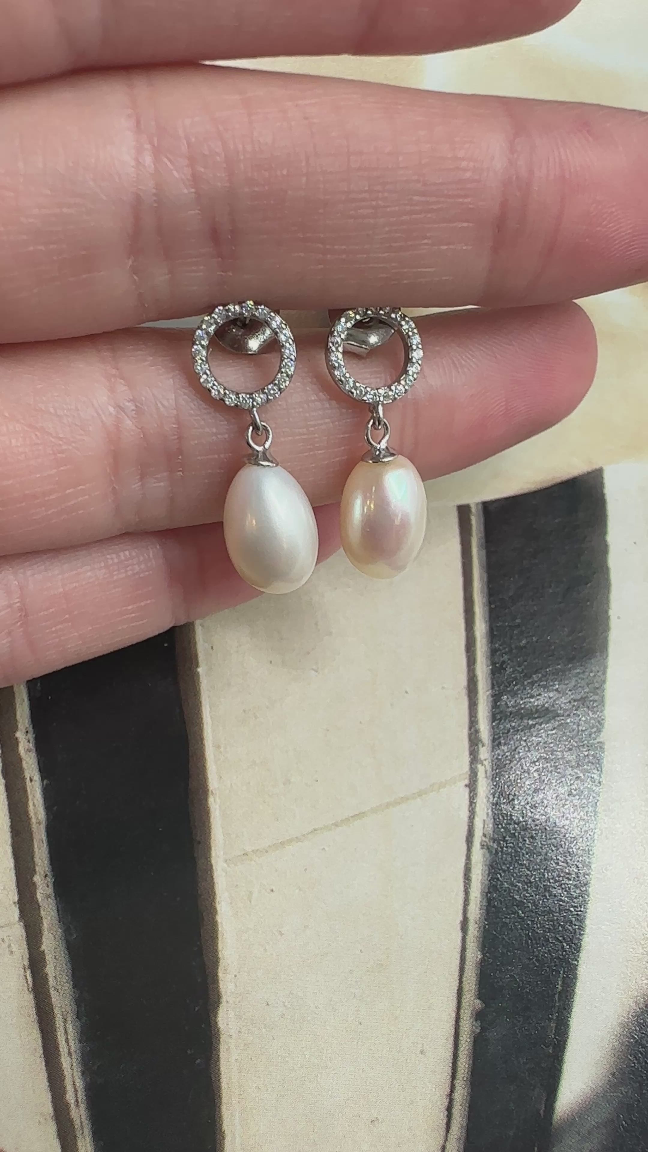 Taşlı Yuvarlak Sallantılı İnci Küpe