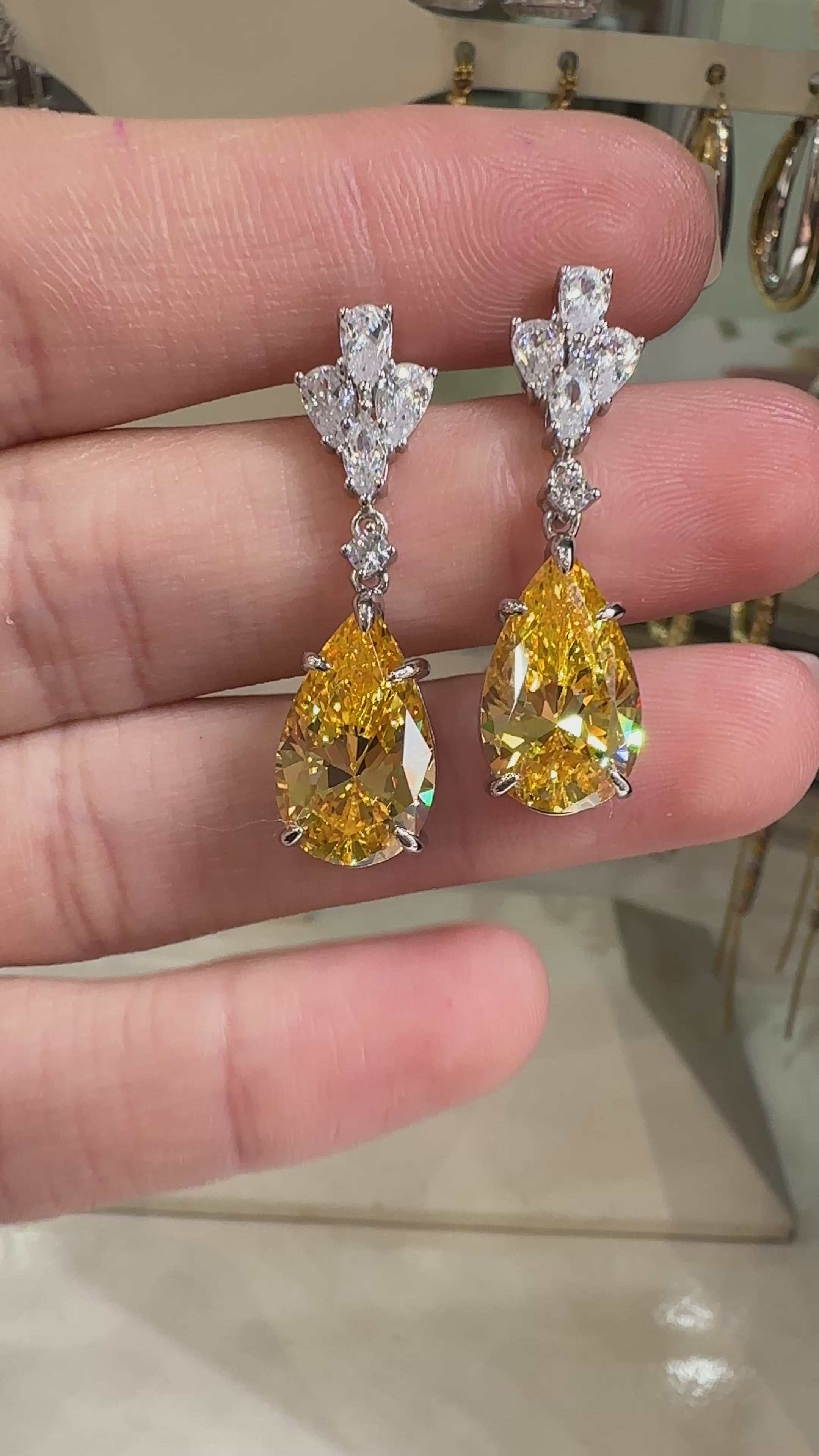 Sarı Taşlı Sallantılı Küpe