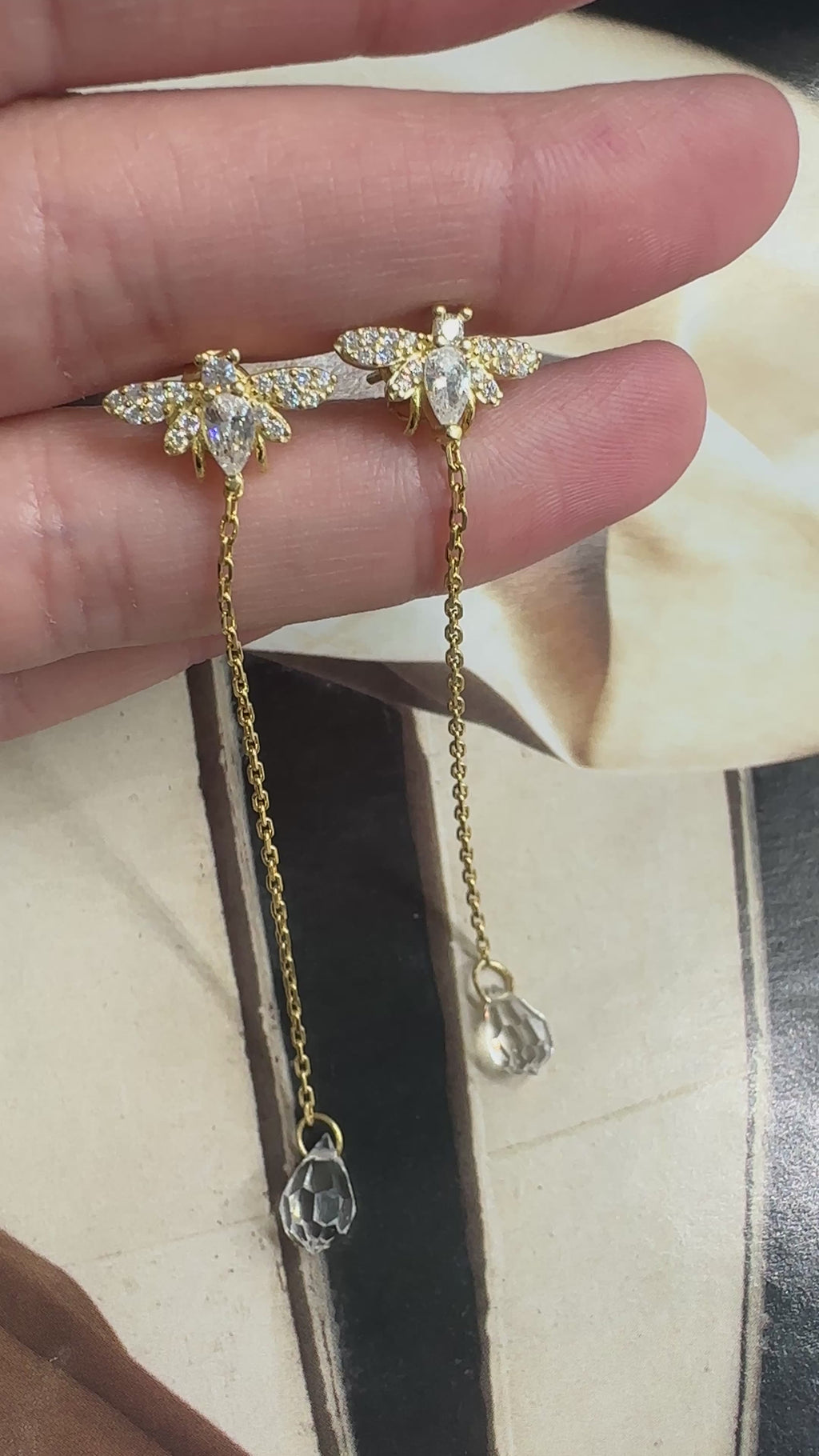 Bee Design Sallantılı Taşlı Küpe