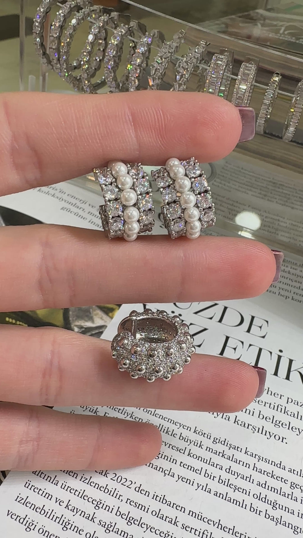 Taşlı Vintage Kıkırdak Küpesi