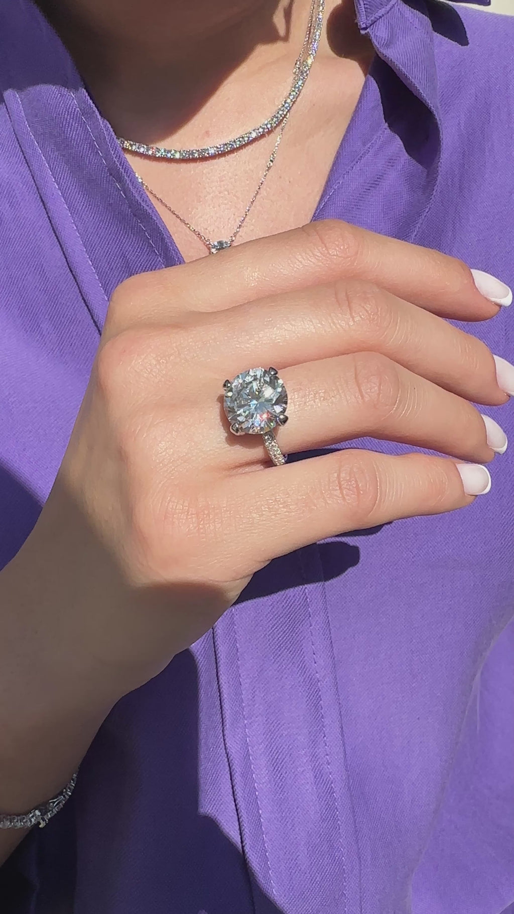 Sechs Karat G-Color Ring mit seitlichem Steinbesatz