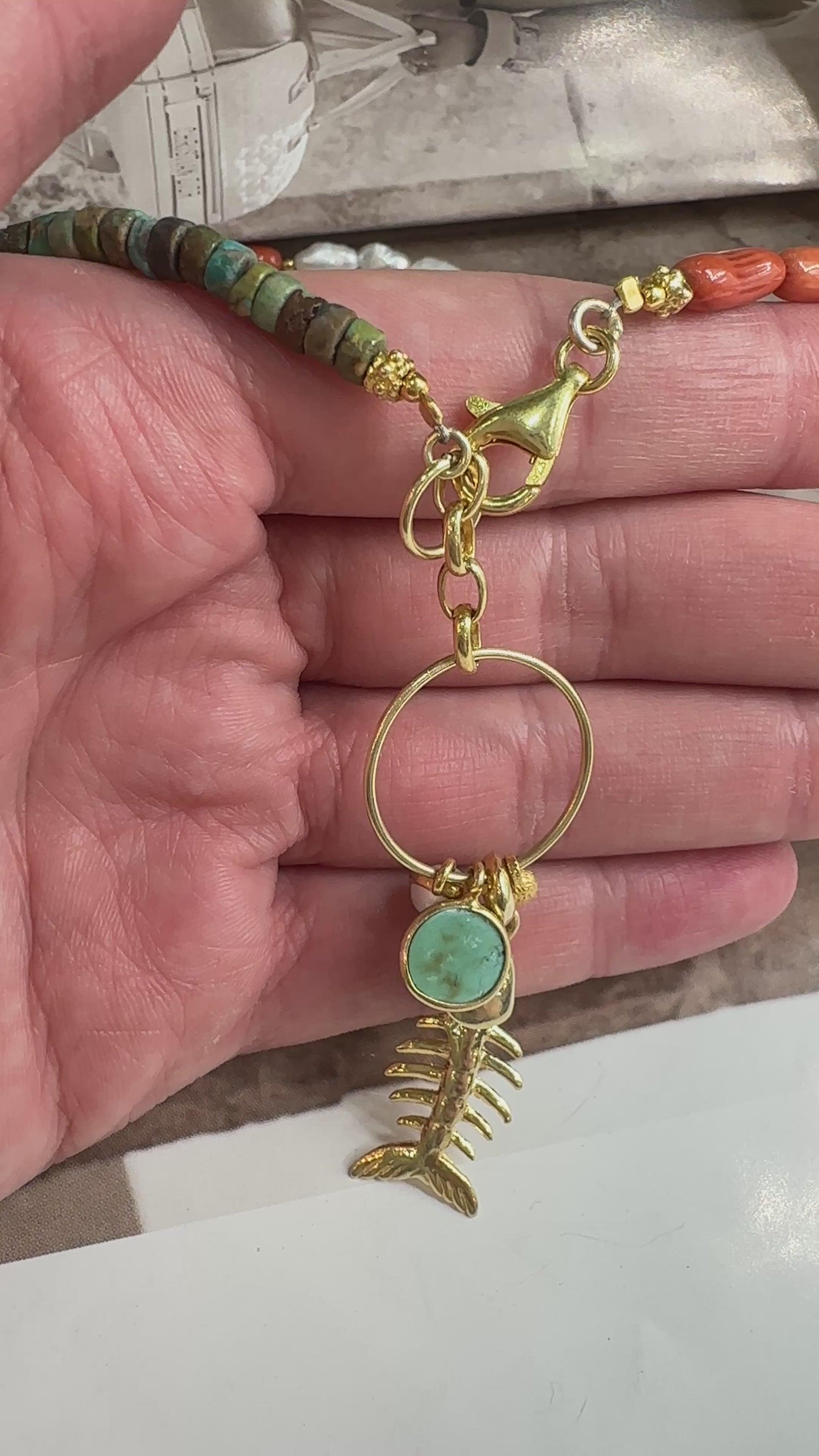 Renkli Taş Sallantılı Balık Kolye