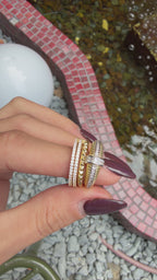 Ring mit Steinen an der Parierstange