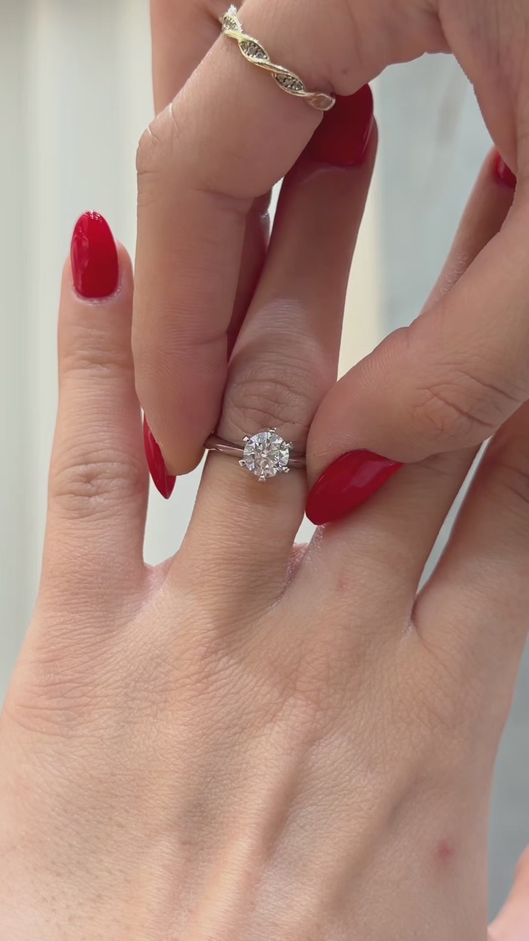 Bir Karat Altı Tırnak Mozanit Tektaş Yüzük