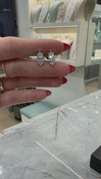 Ohrringe mit Moissanit-Marquise-Schliff und Steinfassung