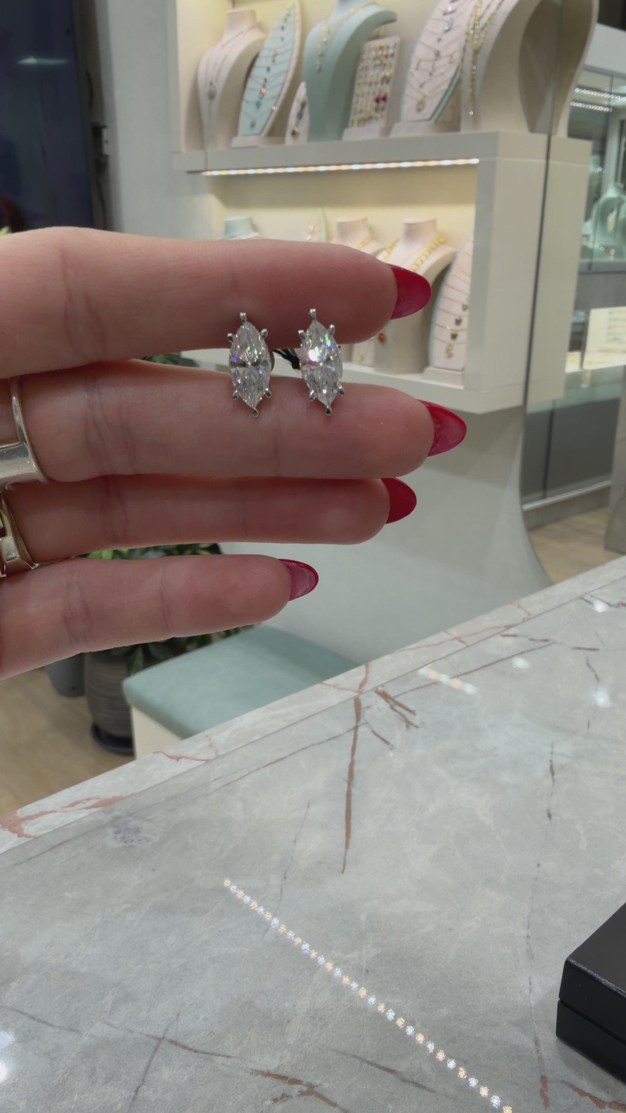 Taşlı Montür Mozanit Markiz Küpe