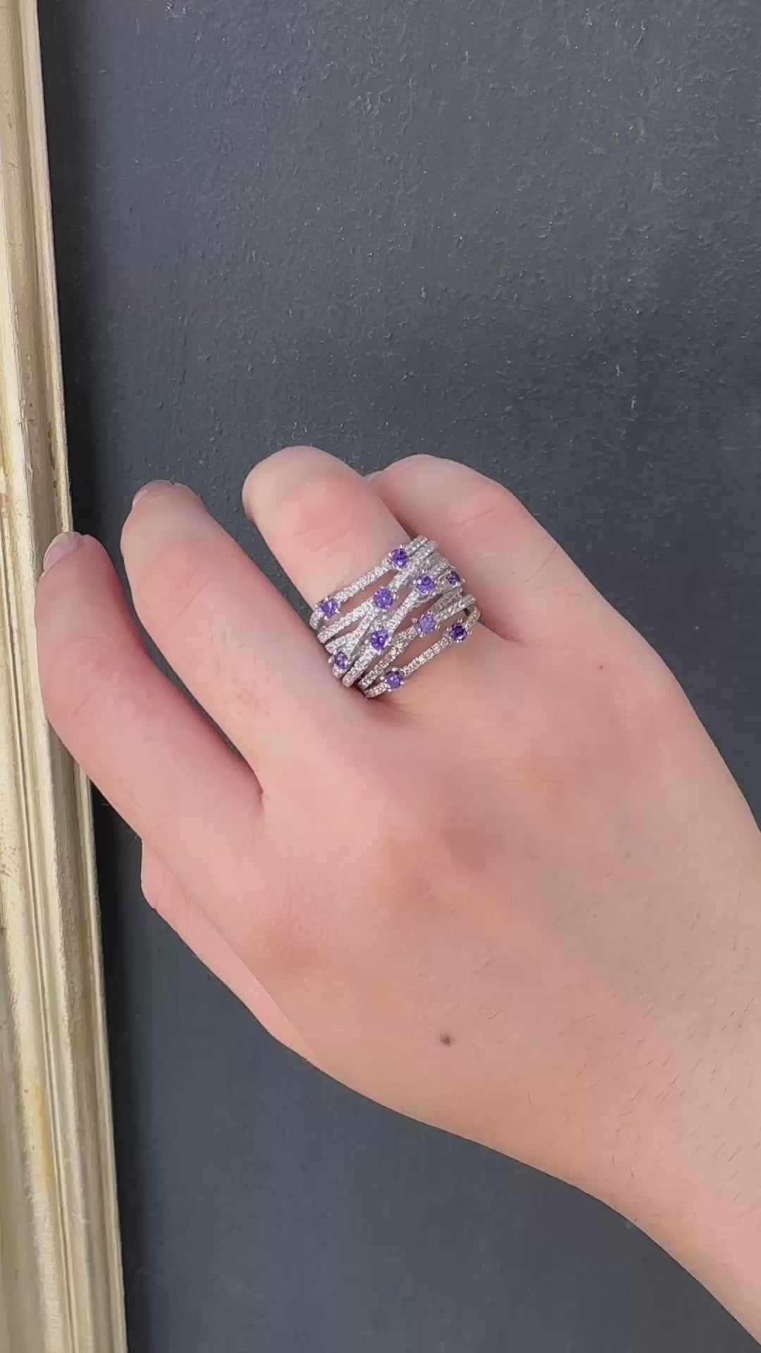 Mor Taşlı Çapraz Geçişli Minik Taş Detaylı Yüzük