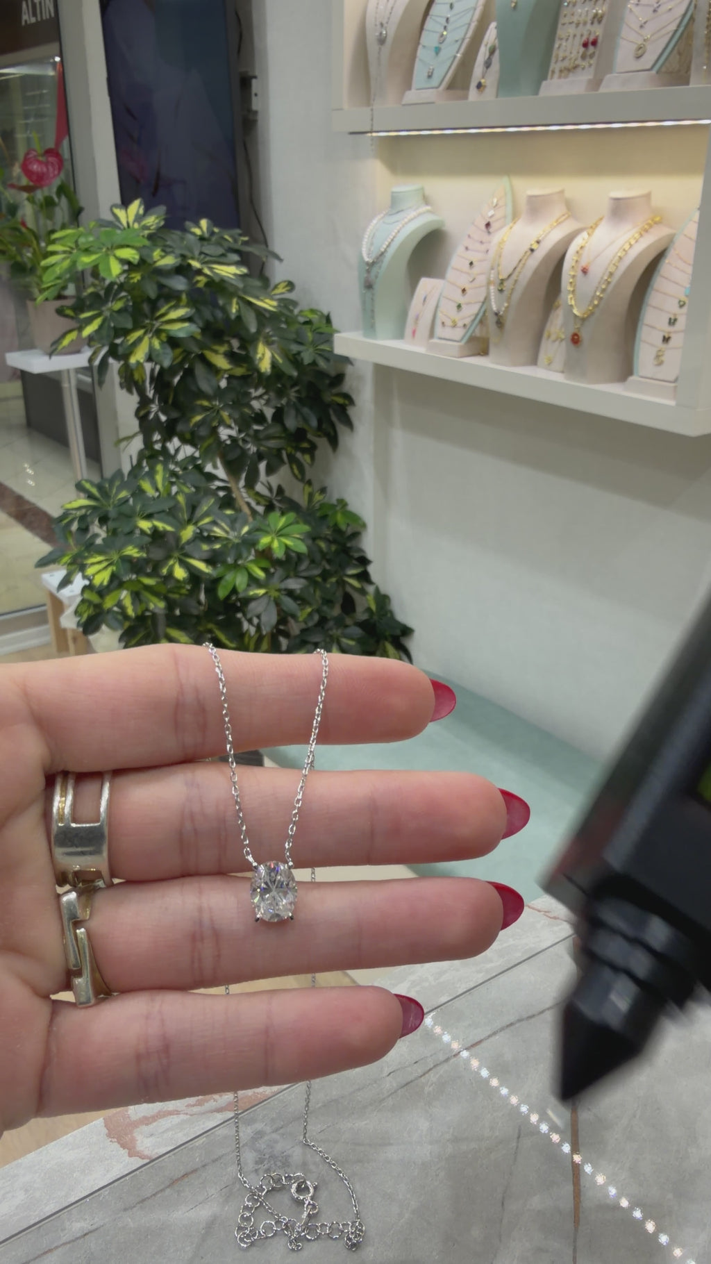 14K İki Karat Mozanit Oval Kolye
