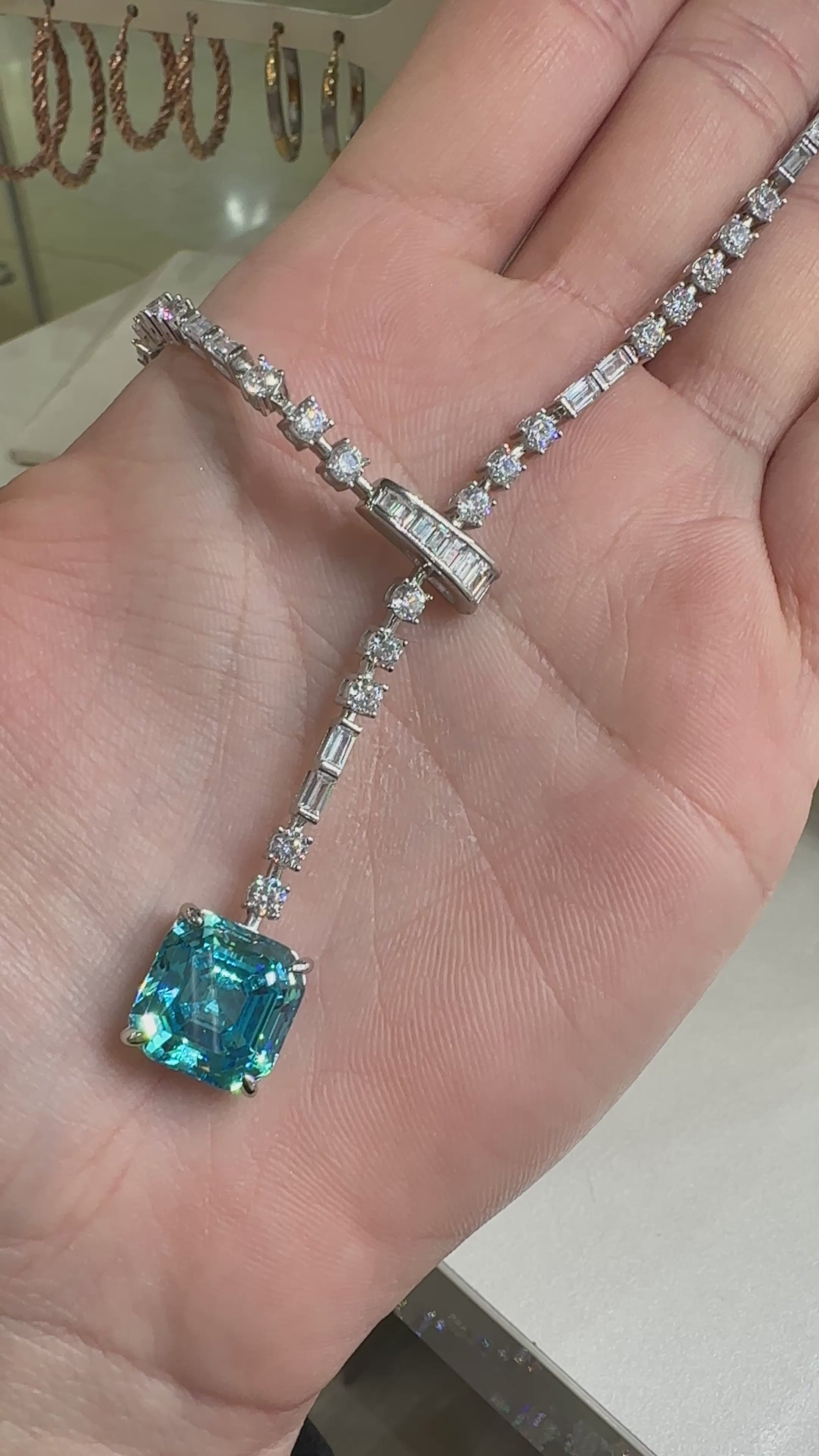 Quadratisches Modell, blau besetztes Collier