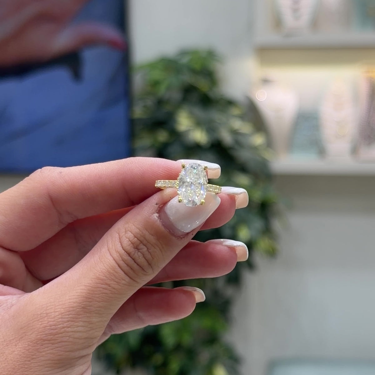 Üç Buçuk Karat Mozanit Uzun Oval Tektaş Yüzük