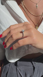 Bir Karat Altı Tırnak Mozanit Tektaş Yüzük