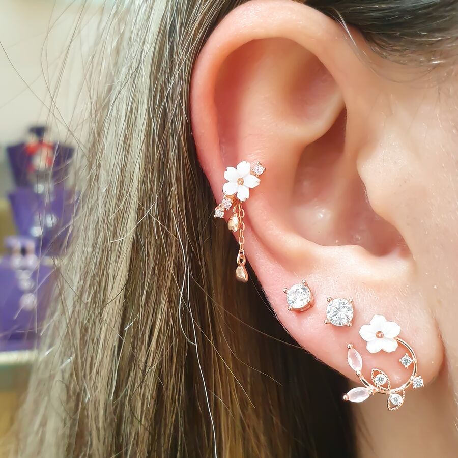 Floraler Knorpelohrring aus Perlmutt