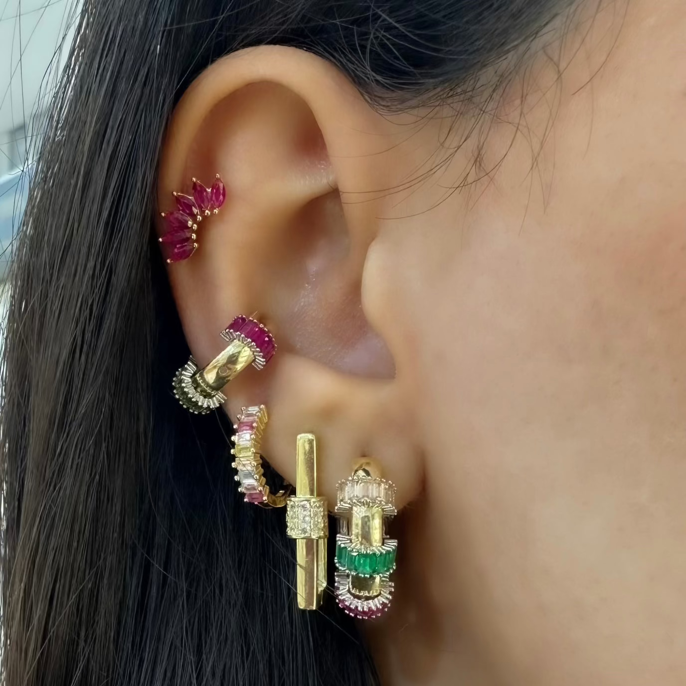 Renkli Baget Taşlı Bombeli Küpe