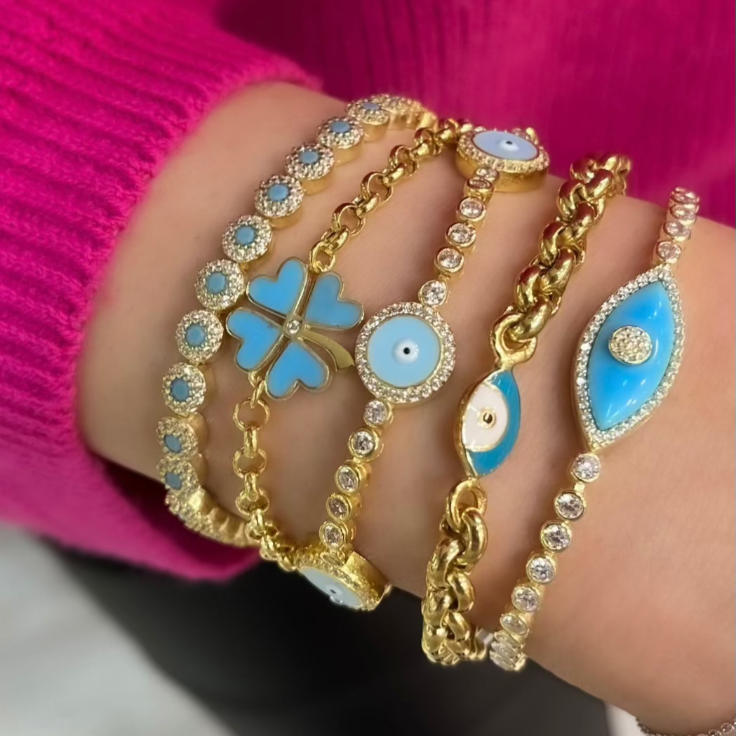 Goldarmband mit blauem Stein