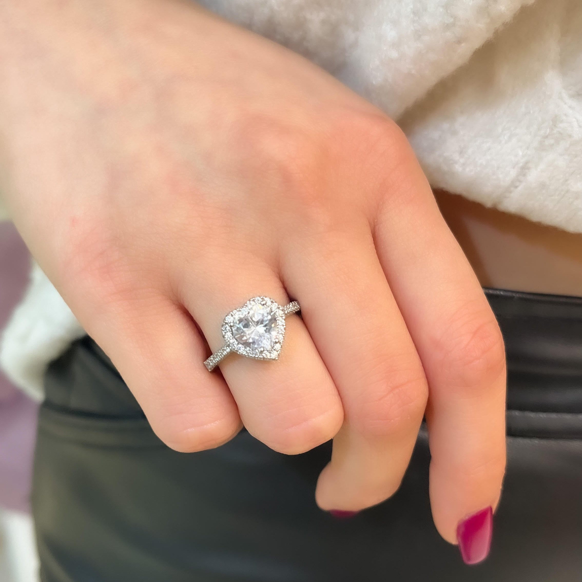 Yanları Taşlı Kalp Yüzük